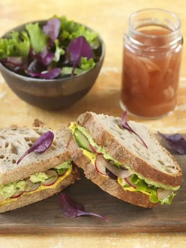Sandwichs arc-en-ciel (houmous, avocat, courgette et radis) 