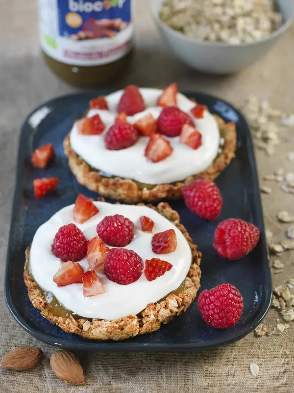 Tartelettes confiture de rhubarbe et yaourt de chèvre