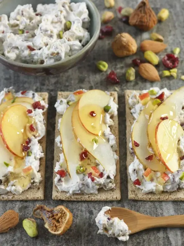 Tartines craquantes chataîgne au chèvre et aux fruits secs 